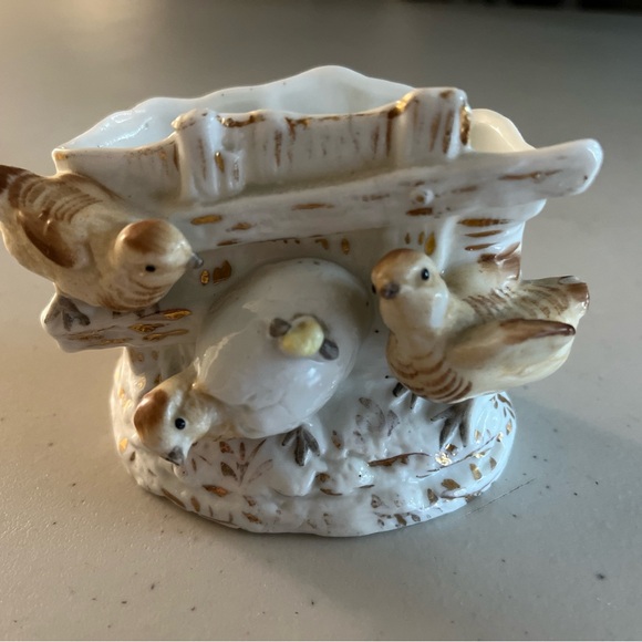 Bird planter no hole in bottom.with three little birdies. Bottom has 20 on it - Picture 9 of 11